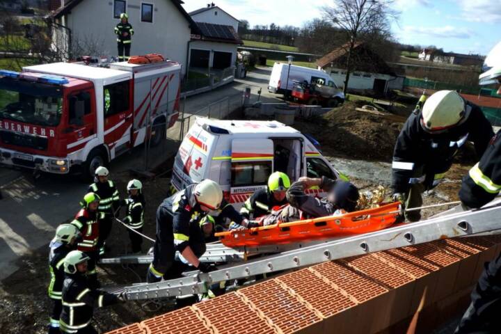 FF Weistrach: Person mit Schleifkorbtrage gerettet