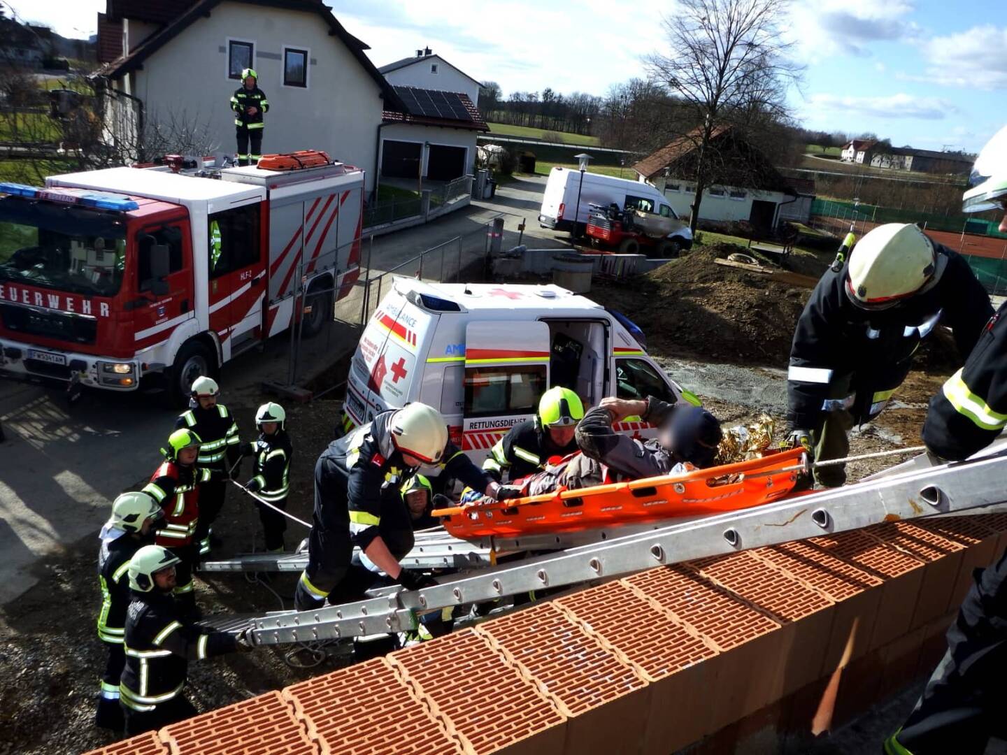 FF Weistrach: Person mit Schleifkorbtrage gerettet
