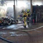6 Feuerwehren bekämpfen Industriebrand in Aich