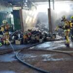 6 Feuerwehren bekämpfen Industriebrand in Aich