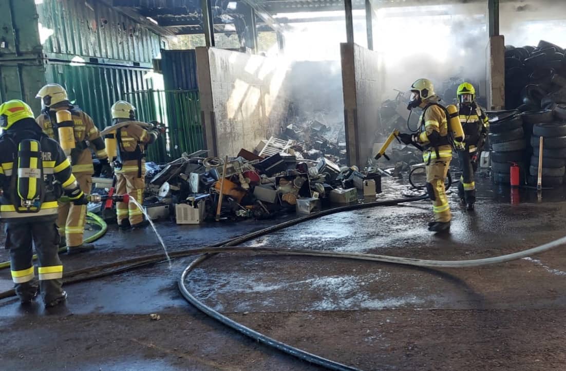 BFV Liezen: 6 Feuerwehren bekämpfen Industriebrand in Aich