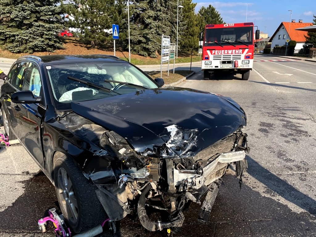 Bezirk Neunkirchen: Verkehrsunfall mit verletzter Person
