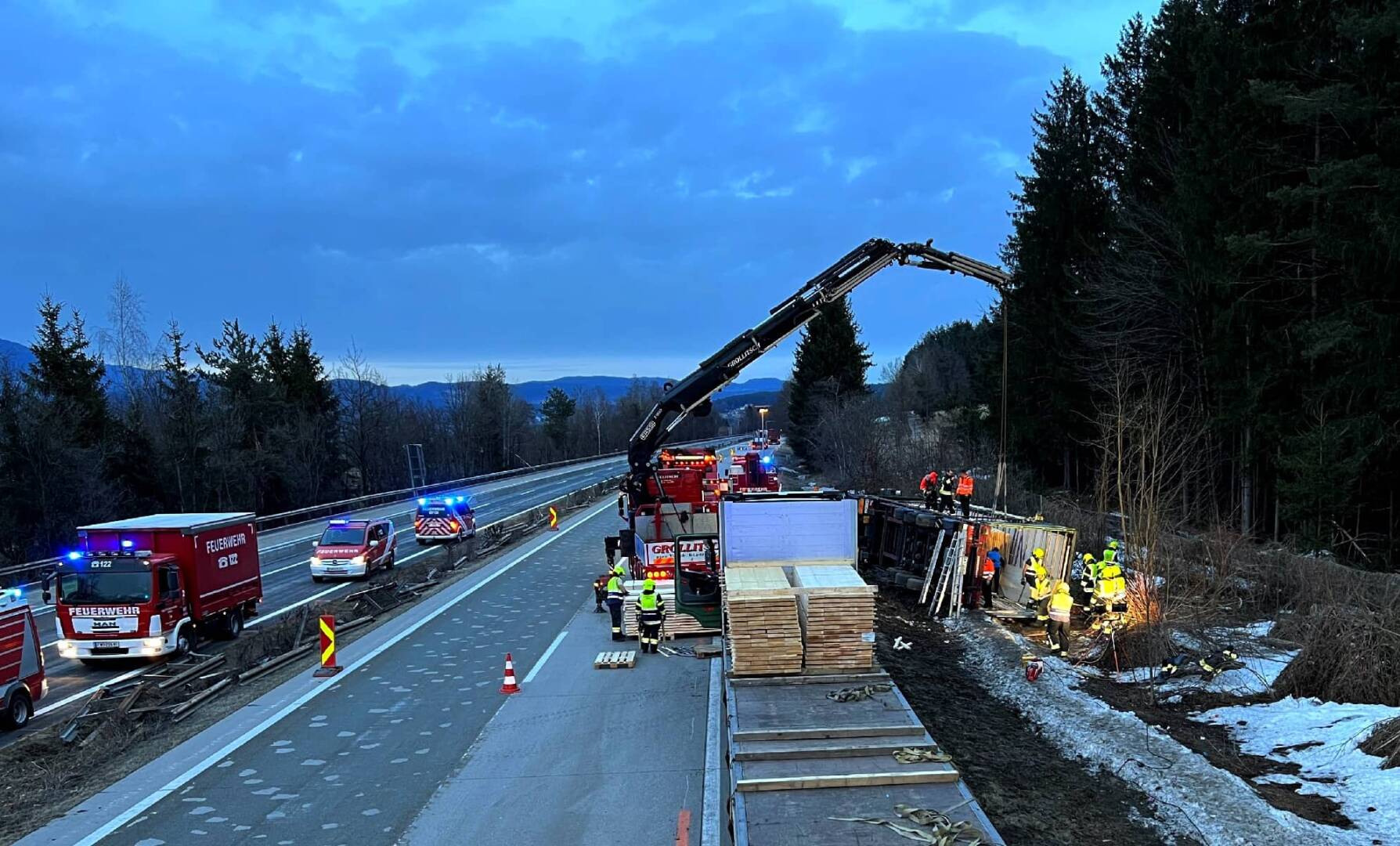 HFW Villach: Schwerer LKW Unfall auf der A2 Südautobahn