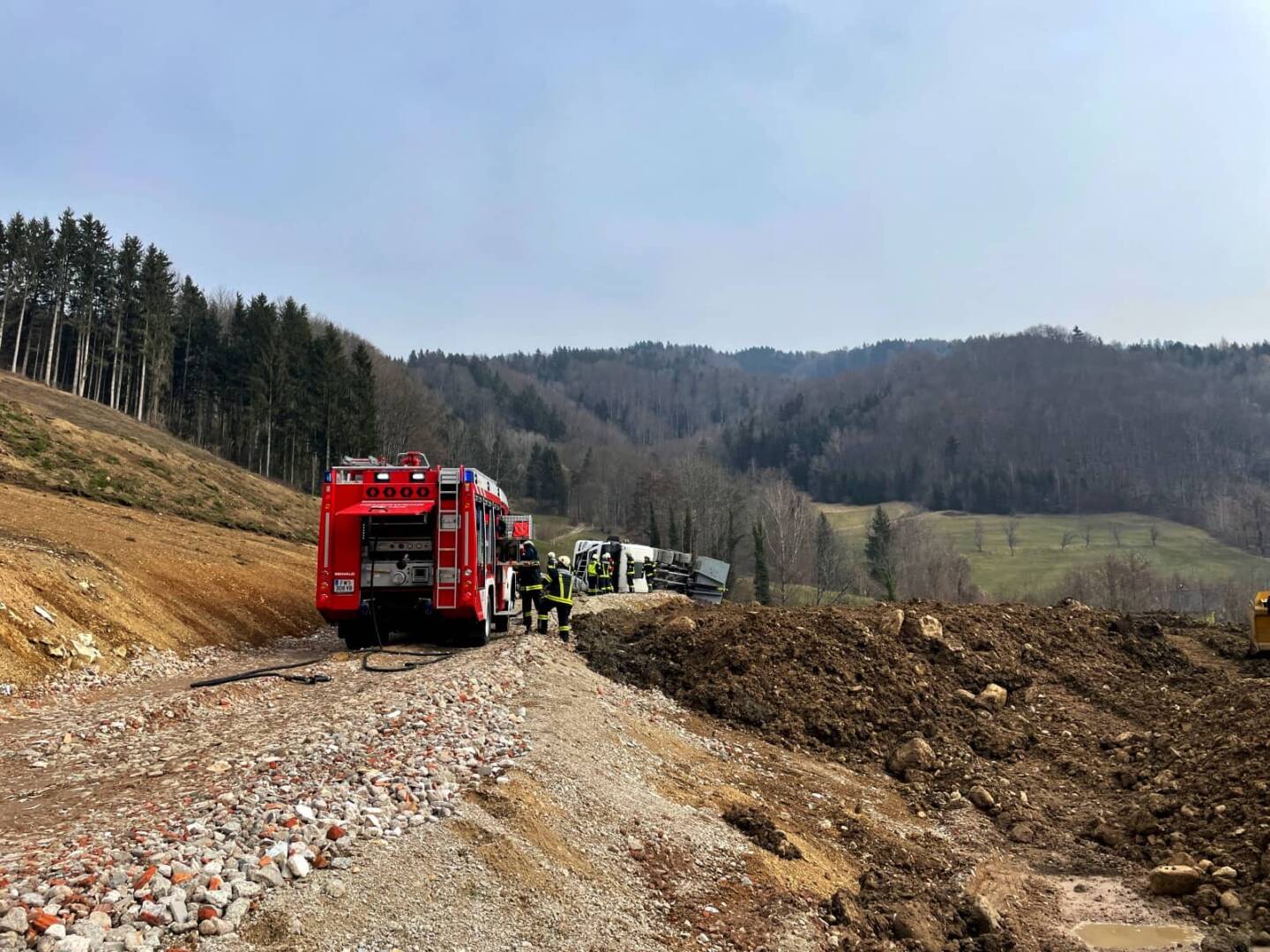 AFKDO Mondsee: LKW umgestürzt – Person nicht eingeklemmt