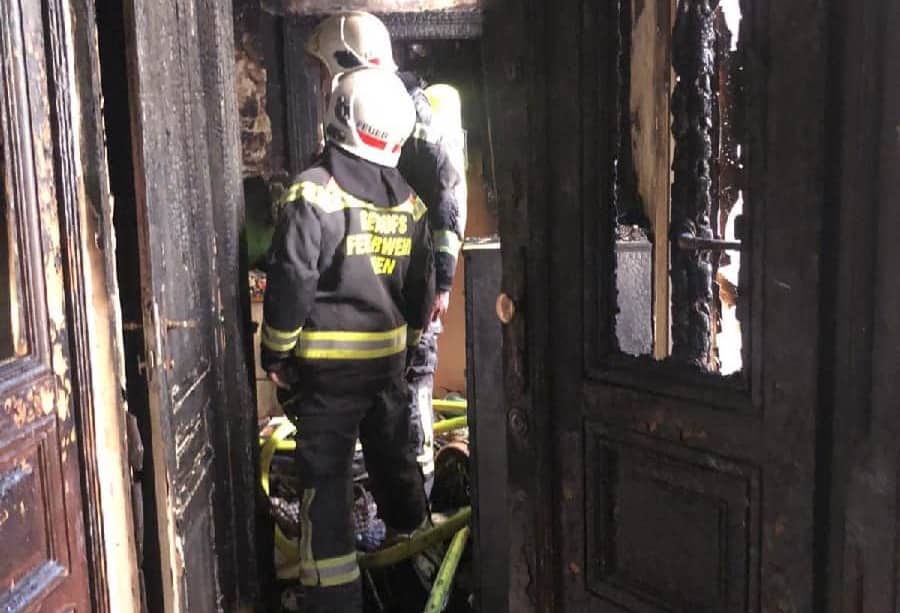 BF Wien: Zimmerbrand mit Menschenrettung in Wien-Währing