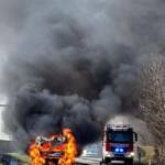 Pritschenwagen in Brand geraten