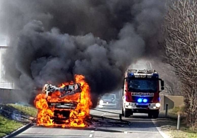 Pritschenwagen in Brand geraten