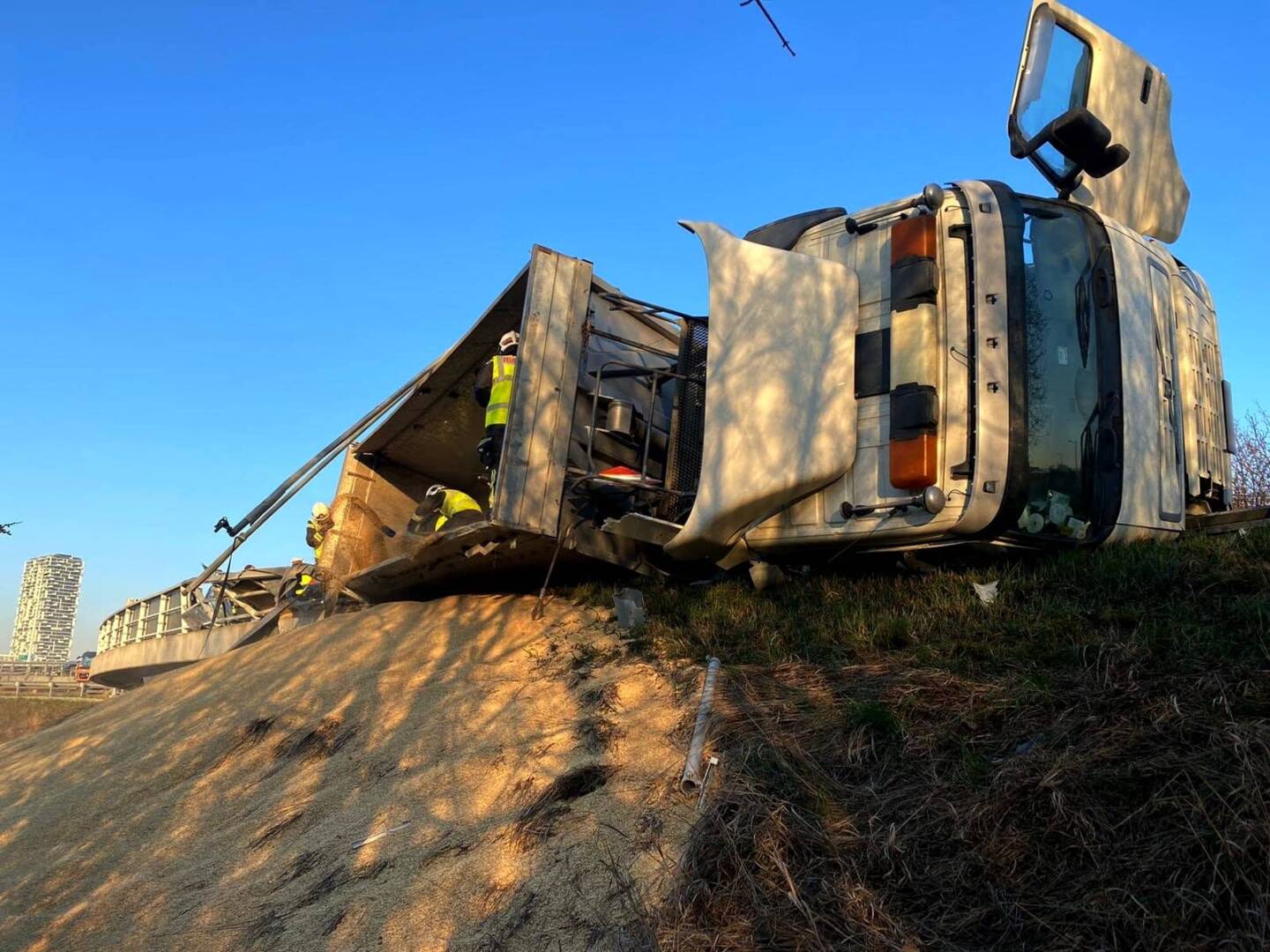 BF Wien: Verkehrsunfall Sattelschlepper im Bereich A22 / A23