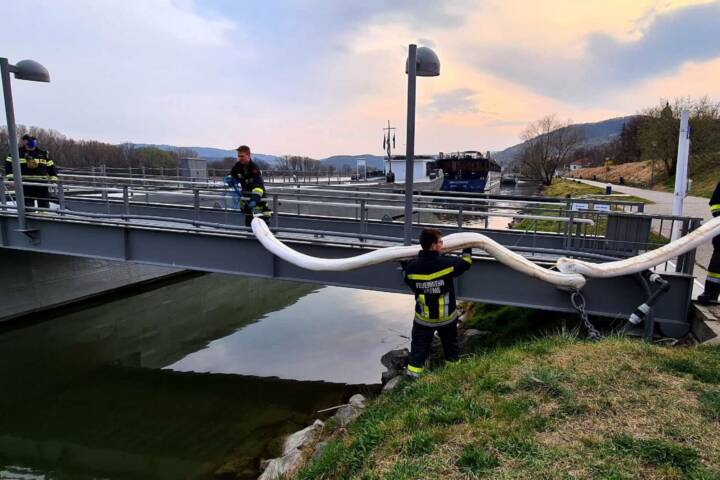 FF Krems: Größerer Ölfilm auf der Donau bei Krems – Stein