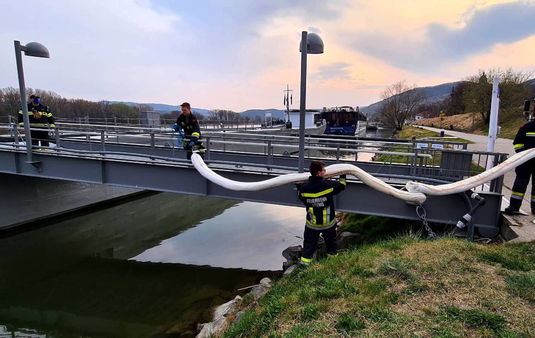 Größerer Ölfilm auf der Donau bei Krems - Stein