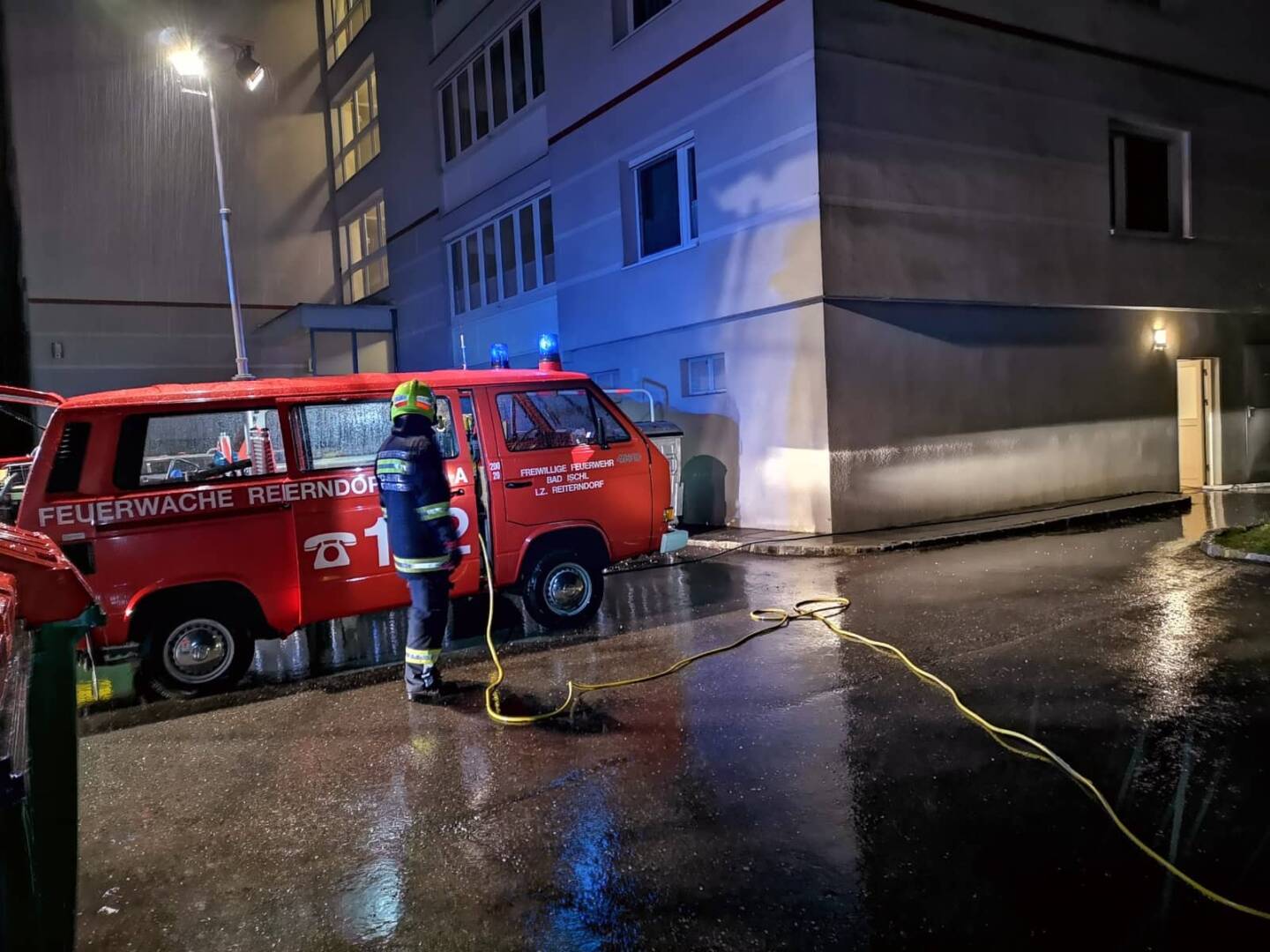 HFW Bad Ischl: Pumparbeiten nach Wasserschaden