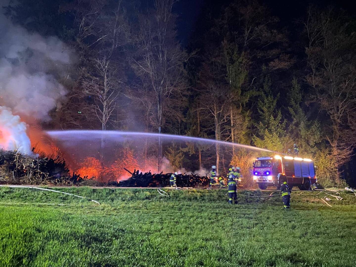 BFV Deutschlandsberg: Brand eines Holzlagerplatzes