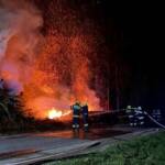 Brand eines Holzlagerplatzes