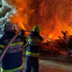 Brand eines Holzlagerplatzes