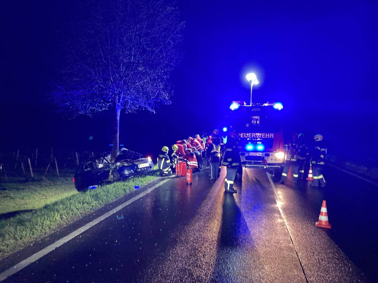 FF Jois: Schwerer Verkehrsunfall fordert Schwerverletzten