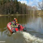 Mit einem Feuerwehrboot kontrollierten die Einsatzkräfte den Bachverlauf
