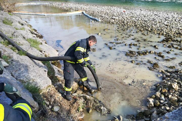 FF Bad Ischl: Heizöl im Traunfluss