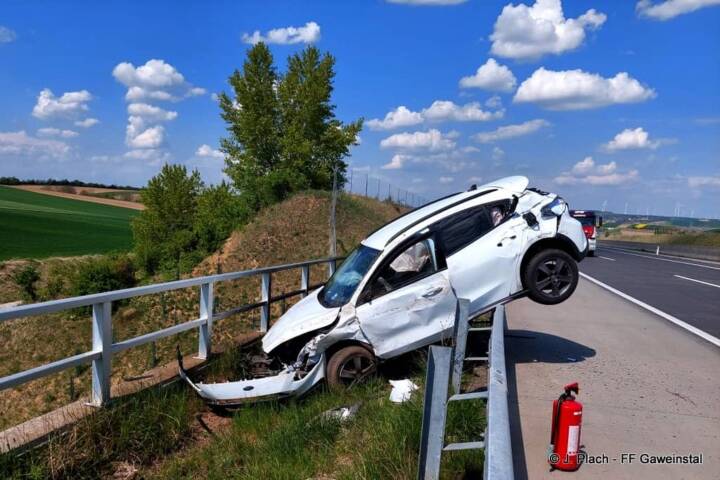 FF Gaweinstal: Fahrzeugbergung auf der A5 Nordautobahn