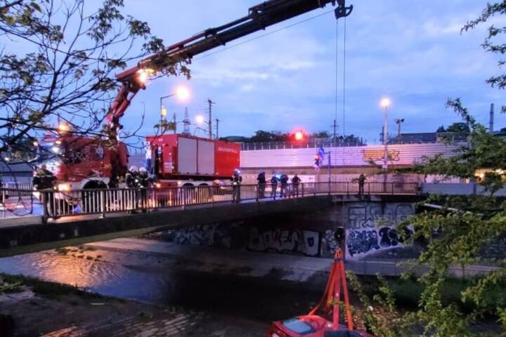 BF Wien: PKW stürzt in den Wienfluss