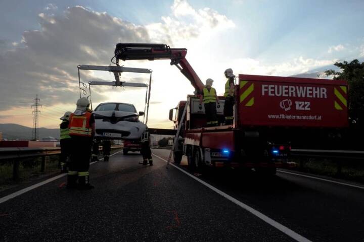 FF Biedermannsdorf: Verkehrsunfall zwischen zwei E-Autos