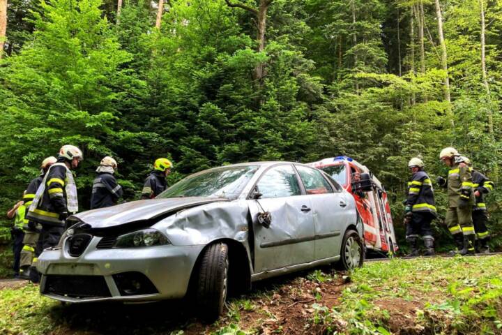 BFV Feldbach: Verkehrsunfall mit eingeklemmter Person