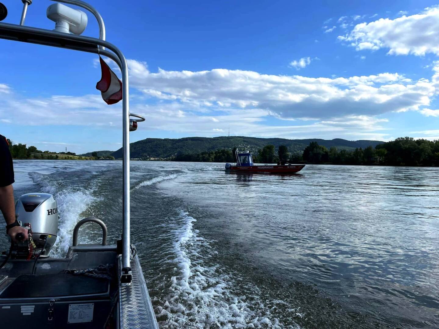 Boot in Notlage auf der Donau