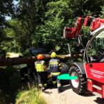 Fahrender PKW von Baum getroffen