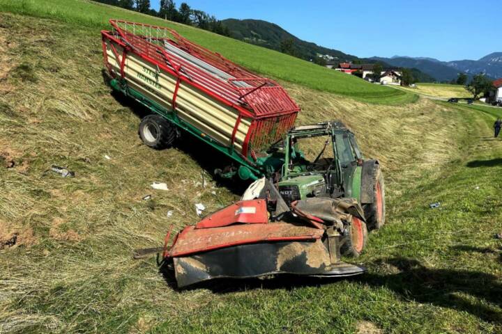 AFKDO Mondsee: Traktor rutscht über Böschung