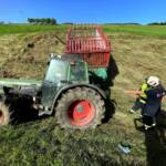 Traktor rutscht über Böschung
