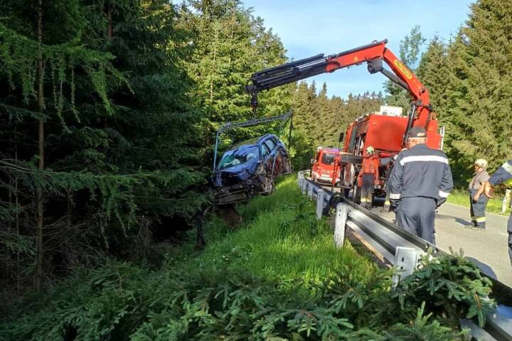 BFV Deutschlandsberg: Fahrzeugbergung auf der B69