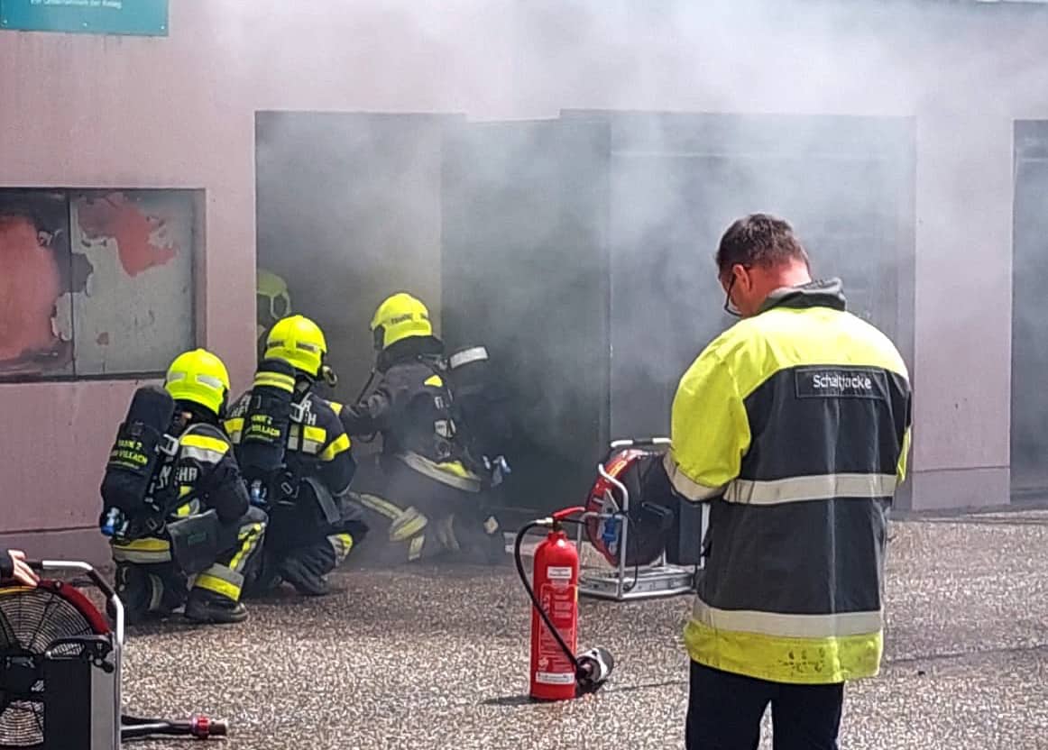HFW Villach: Trafogebäude in Brand
