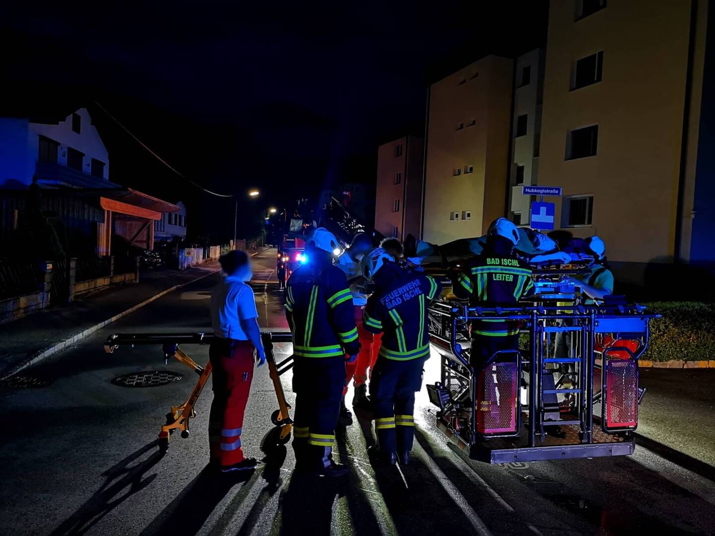 HFW Bad Ischl: Person mit der Drehleiter gerettet