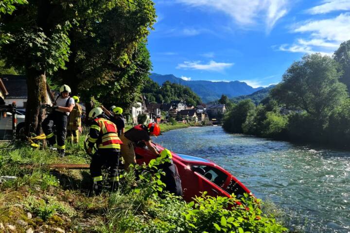HFW Bad Ischl: Fahrzeugbergung im Ortszentrum von Lauffen