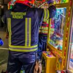 Kleinkind aus Spielautomaten befreit