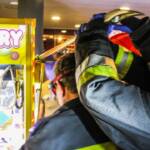 Kleinkind aus Spielautomaten befreit