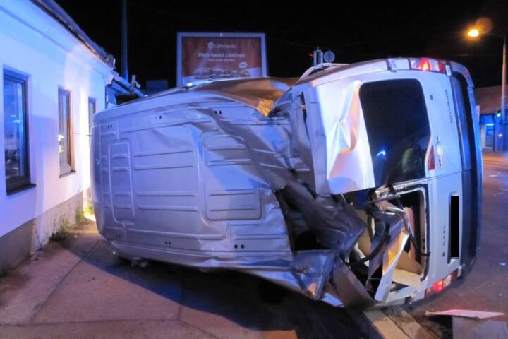 BF Wien: Spektakulärer Verkehrsunfall in Wien – Liesing