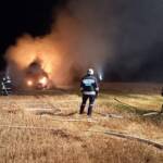 Blitz setzt Strohballenlager in Brand