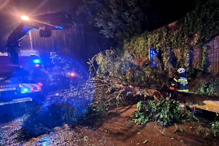 BFV Weiz: Verkehrsunfall A2 nach Unwetter