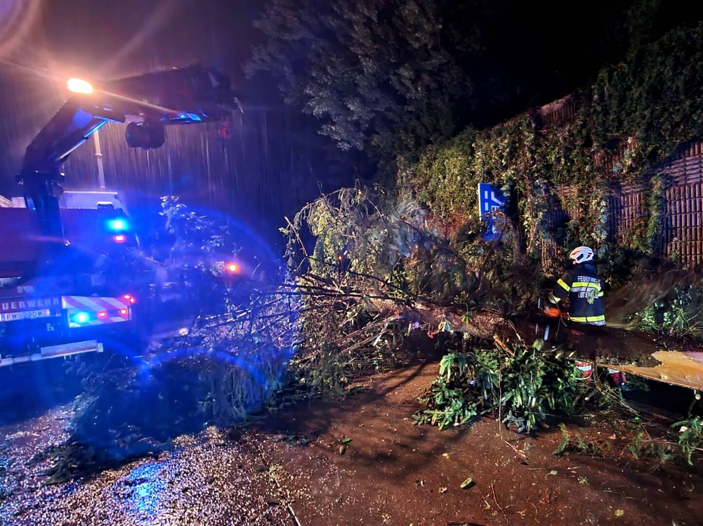 BFV Weiz: Verkehrsunfall A2 nach Unwetter