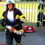 Kind steckt mit Kopf in Sprossentor
