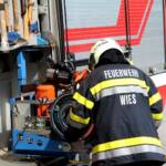 Kind steckt mit Kopf in Sprossentor