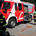 Kind steckt mit Kopf in Sprossentor