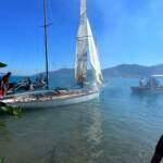 Segelboot brennt mitten am See