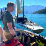 Segelboot brennt mitten am See