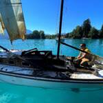 Segelboot brennt mitten am See