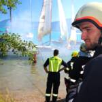 Segelboot brennt mitten am See