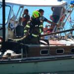 Segelboot brennt mitten am See