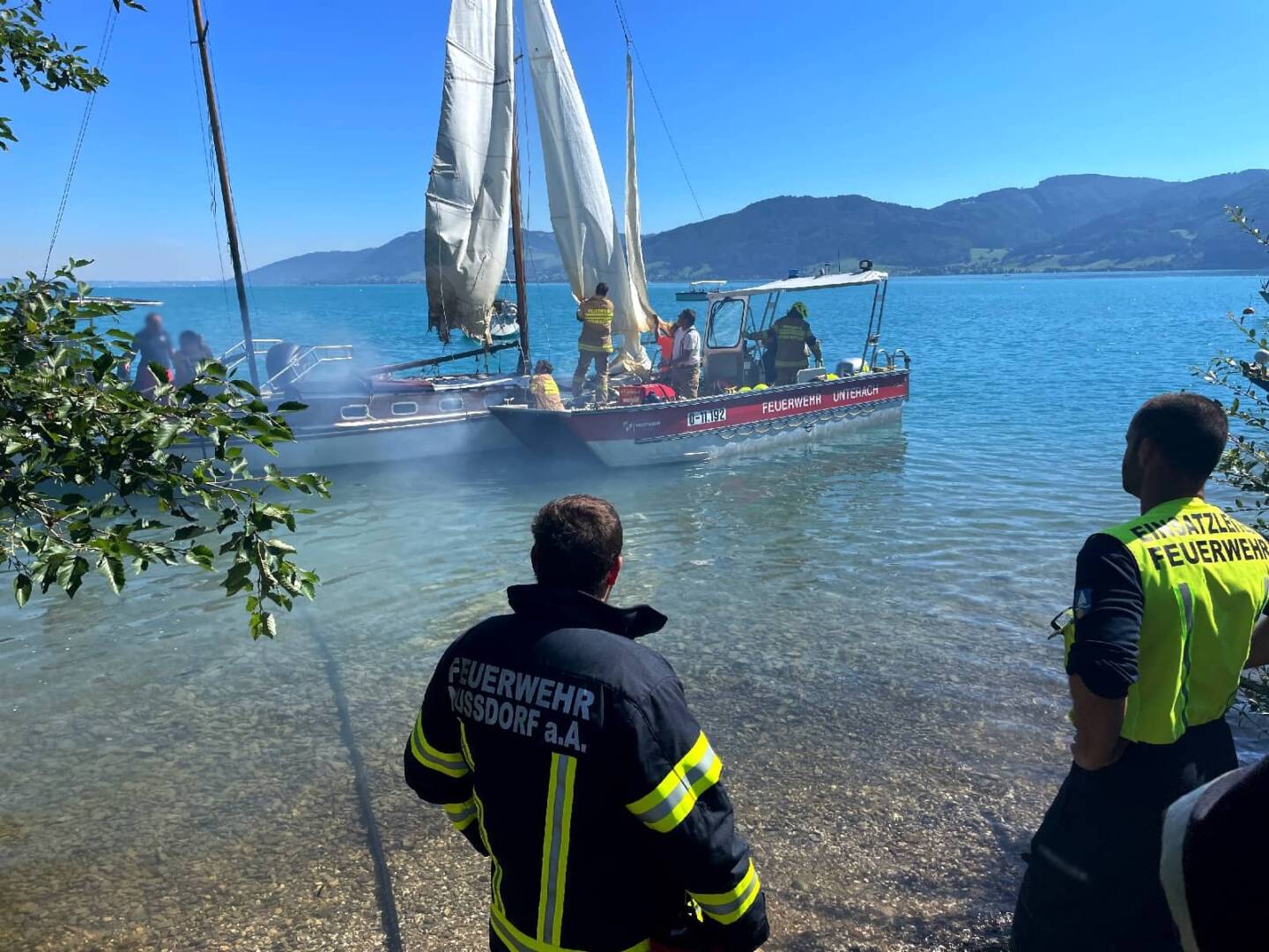 AFKDO Mondsee: Segelboot brennt mitten am See