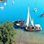 Segelboot brennt mitten am See