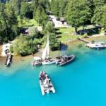 Segelboot brennt mitten am See